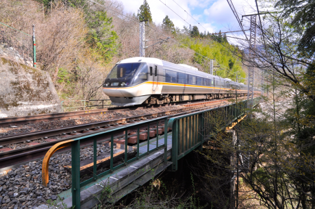 「特急しなの」と小野の滝