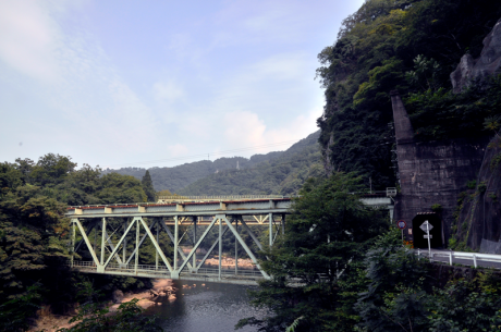 綾戸渓谷に架かる上越線の鉄橋。下り線側はアンダートラス橋になっている。