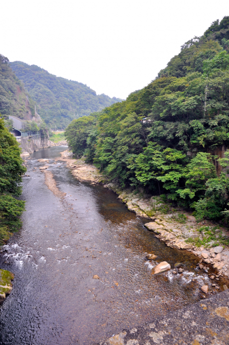 児子岩から約300m下流に架かる道路橋綾戸橋から沼田(上流)方向を遠望。左が児子岩で、綾戸穴道の痕跡はない。