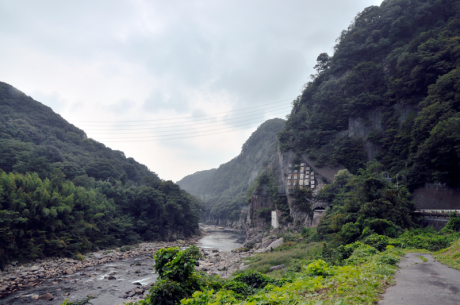 上の地点から右へ90゜振り向くと児子岩(ちごいわ)が見える。