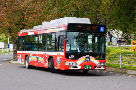 本日乗車してきたBRT、日野ブルーリボンシティハイブリッドが柳津駅前でしばしの休憩。ちなみにこのバスには前面に『BRT』のヘッドマークが付いているから判りやすいが、たまに『JR』マークはあるものの『BRT』の文字がどこにもないバスがくるので、路面に設置された駅から乗る場合には注意が必要。筆者もそれで『南気仙沼駅』で朝の1本を乗り逃した。