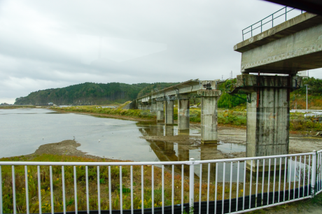 本吉-陸前小泉間ではコンクリート橋梁の橋桁が流失している姿が目撃できる。写真は海側。