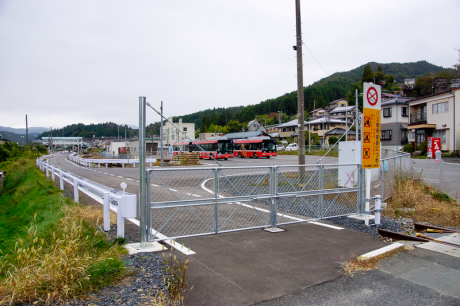 気仙沼駅を盛側から眺めてみると、山側にBRTの車庫があるのが判る。