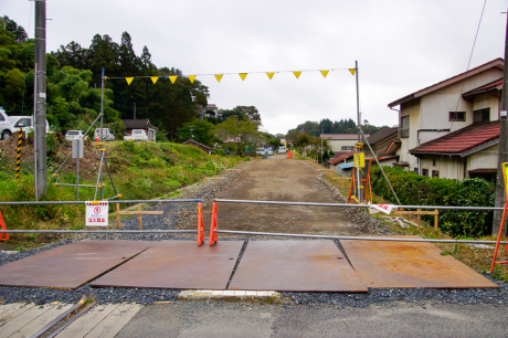 上写真の地点から180゜反対側の盛方向を眺めた光景。この写真を撮った2014年10月時点ではご覧の通りだったが、その後に整備され、2015年3月14日から鹿折唐桑までBRT専用道が供用開始されている。