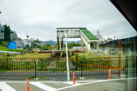 鉄道線の本吉駅ホーム前を通り過ぎて、本吉駅の駅前広場にBRTは発着。