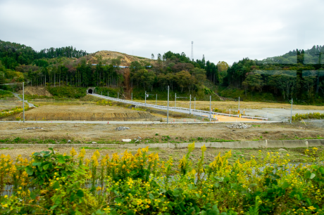上写真の地点から180゜反対側を眺めると清水浜-志津川間の志津川側専用道の出入り口が見える。