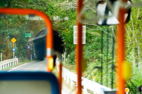 小金沢-本吉間の専用道にあるトンネル。いかにも鉄道隧道という形体で、かつて列車が走っていた頃に想いを馳せる。