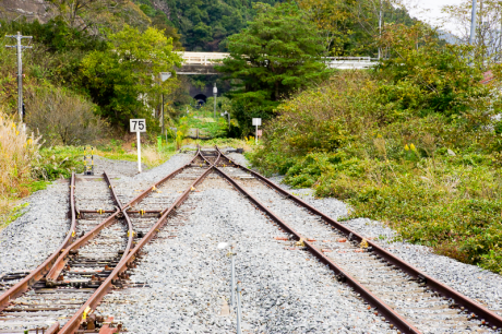 柳津駅から眺めた気仙沼方向。中央上の白い跨線橋が先ほどBRTで通ってきた道。