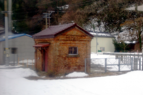 市振駅のランプ小屋を富山方から眺めたところ。こちら側の窓枠は木製になっている。市振駅の写真に関してはプラットホームや車内からの撮影のため、画質が酷くて申し訳ありません。