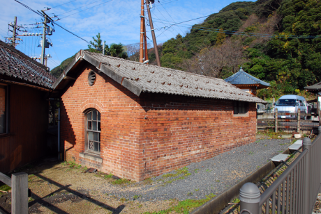 こちらは敦賀港駅のランプ小屋。2014年の時点では屋根がスレート葺きになっているが、改修でとんな屋根が出現するか楽しみだ。