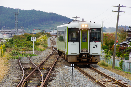 柳津駅に前谷地方向から到着するキハ100系キハ110形キハ110-124。バスに長いこと揺られてきたあとに、鉄道車輌を見るとホッとする。