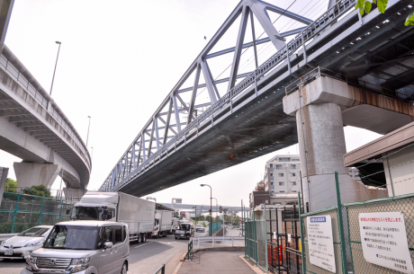 船堀街道と清砂大橋通りが交わる清新一中北交差点から西側をながめたところ。写真中央下に“旧葛西海岸堤防”の実物カットモデルがある。