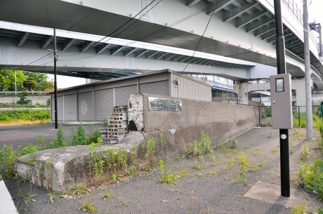 首都高速中央環状線清新町出入口下に残っていた旧葛西海岸堤防の一部。ネームプレートが付けられているので、すぐにそれと判る。角がはっきりとしているので通路部分だった場所かも知れない。