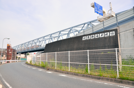 上の地点から東へ約50mほどの場所にある、もう一つの“旧葛西海岸堤防”の一部。こちらは実物カットモデルになっており断面がわかるようになっている。