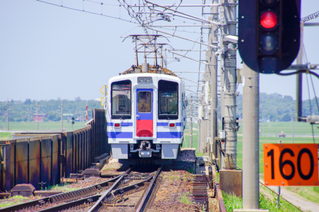 こちらは北越急行ほくほく線くびき駅の犀潟方にある1067mmゲージのノーズ可動式ポイント。高規格路線なのでホームから離れているが、250mmレンズを使用すればこのくらいには眺めることができる。列車はHK100形の快速 直江津行で、その後追い写真。