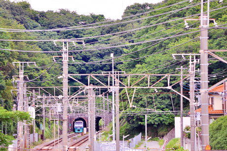 戸塚方の坑門を遠望。どの位の山なのかが判ろう。列車は251系使用の特急踊り子。