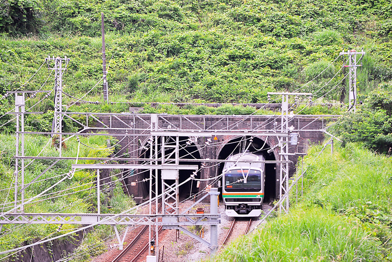 右の上り線で使用しているほうが現役最古参のトンネル 鉄道旅のガイド