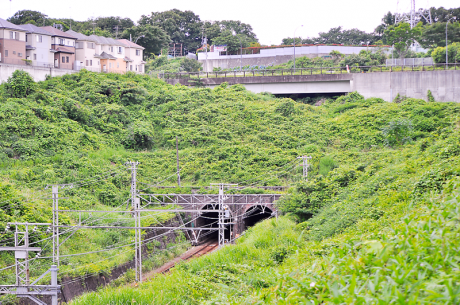 横浜方の坑門の上には幹線道路である横浜市道環状2号線が通っている。