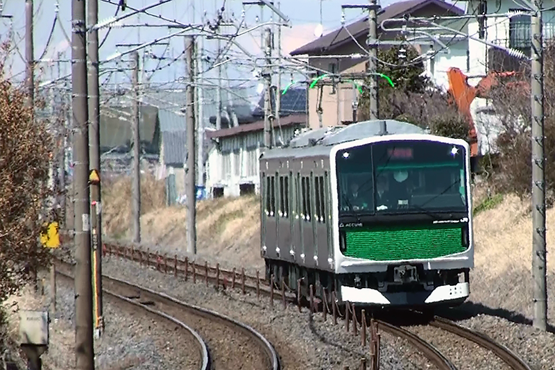 宇都宮駅を目指して架線の下を走りくるEV-E301系。今回は写真を掲載していないが、車内にはモニターが設置され、そこでは電気の流れなどが表示されていて、それを見ているのも楽しい。岡本-宝積寺。