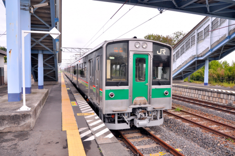 浜吉田駅に到着した、701系使用の仙台駅発普通。手前が南側東京方で、ここから先は長らく列車が走行していないためレールが錆びてしまっているのが解る。しかし、道床の整備はしっかり行われているようだ。