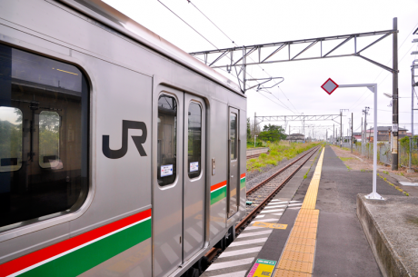 浜吉田駅からの東京方向の眺め。錆びてしまったレールが南へ遥かに続いている。