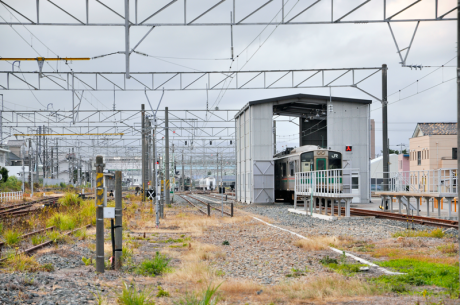 原ノ町駅南側にある踏切からの原ノ町駅構内の眺め。写真中央の電留線には、地震時に閉じ込められたのであろう651系電車と415系1500番台電車が窺える。