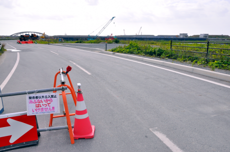 新地-駒ヶ嶺間の既存路線から新ルートに切り替わる地点の山側よりの眺めで右が東京方向。計画案では左の橋のさらに左手、仙台寄りに新地駅が移設されるらしい。