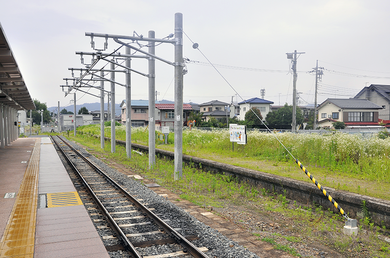 烏山駅に設置された充電設備。EV-E301系は到着すると、折り返しの間にこの鋼体架線にパンタグラフを上げて直流1500Vを給電し、電力変換装置を介して蓄電池に急速充電する。奥の車止めの右には変電設備が見えるが、ここで交流6600Vの電気を直流1500Vに変圧・整流して、充電設備に送る。