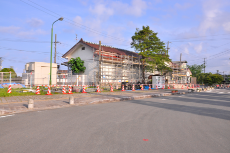 小高駅の駅舎は、屋根や側壁の修理が行われており、復旧が近いことを窺わせてくれた。