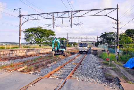 小高駅には軌陸車などの工事用車輛が留め置かれていた。レールはやはり新品に交換されており、バラストも入れ替えられている。