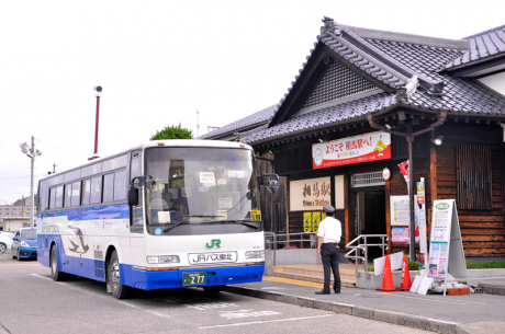 相馬駅前で発車を待つ代行バス。ちなみに、利用する場合には仙台方の始発は亘理駅である点には注意が必要。