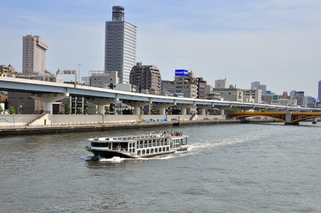 都営地下鉄 蔵前駅を出たら、隅田川を厩橋で渡った先に目的のレンタルレイアウト ショップがある。写真は、その厩橋上からの下流方向の眺め。