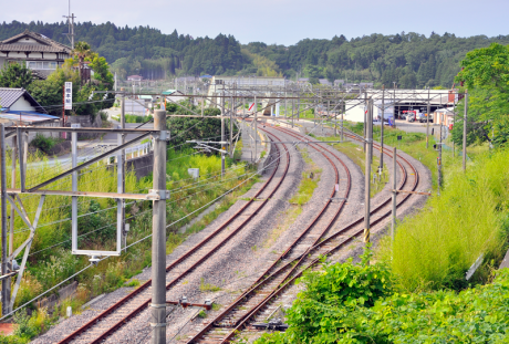 竜田駅南側にある道路跨線橋より望んだ竜田駅構内。2番線のレール上に置かれた枕木は、線路端を示しているわけではなく、発着番線が3番線を使用しているため1番線・2番線の間に渡り板が架けられているので、そこに列車が誤進入するのを防ぐための物のようである。