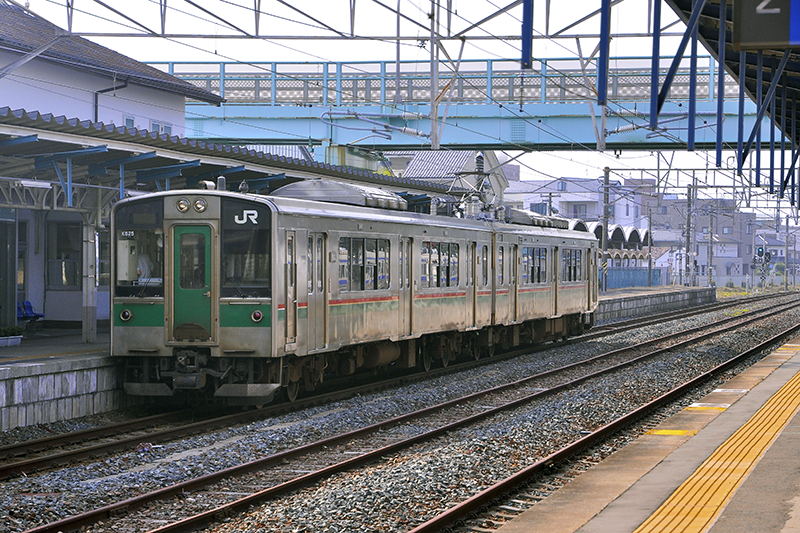 JR常磐線 原ノ町-相馬 間を走る、3編成ある701系電車の車内に、地元の小学4年生～6年生が描いた野馬追の絵画が2015年8月18日まで展示されていた。