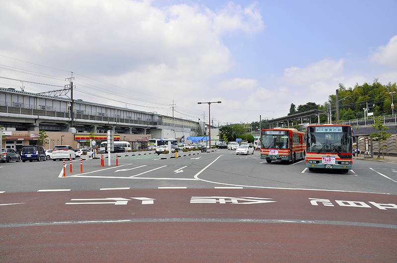 駅前広場東側から千葉方面を眺めたところ。現在は二股に分かれた間を駅前広場に利用している。手前2台のバスは小湊鐵道の左が日産ディーゼル工業UA系(富士重工7E)、右が三菱ふそうエアロスター。