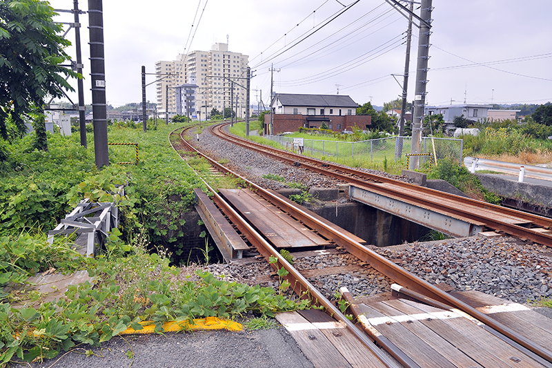 旧大網駅南側端にある踏切からの現・大網駅方向の光景。この地点では線路はすでに分岐されていて、左が3番線、右が4番線に至る。