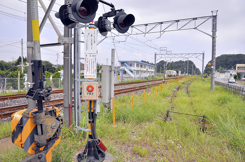 上地点の右手東側には、かつて茂原方面の主本線であり、駅移転後も短絡線に使われていたのであろう線路跡が途中まで残っており、ここがかつてスイッチバック駅であった形跡を見ることができる。