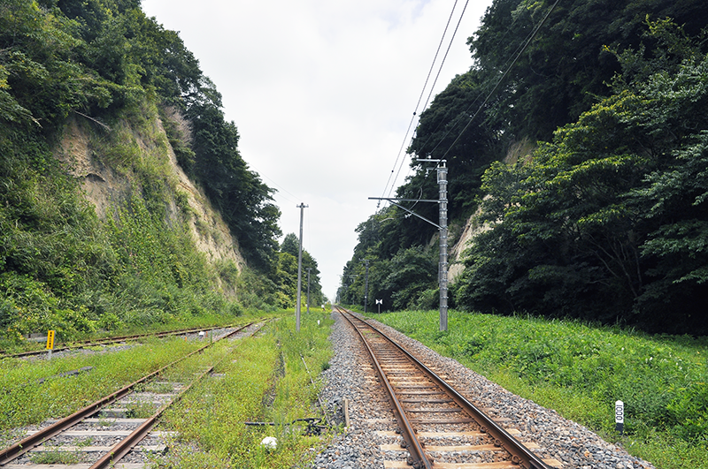 旧大網駅北側端にある踏切からの成東方の眺め。右が東金線の主本線。左はその東金線から分岐した引き上げ線で、ここから背後にある保線技術センターへとレールがつながっている。