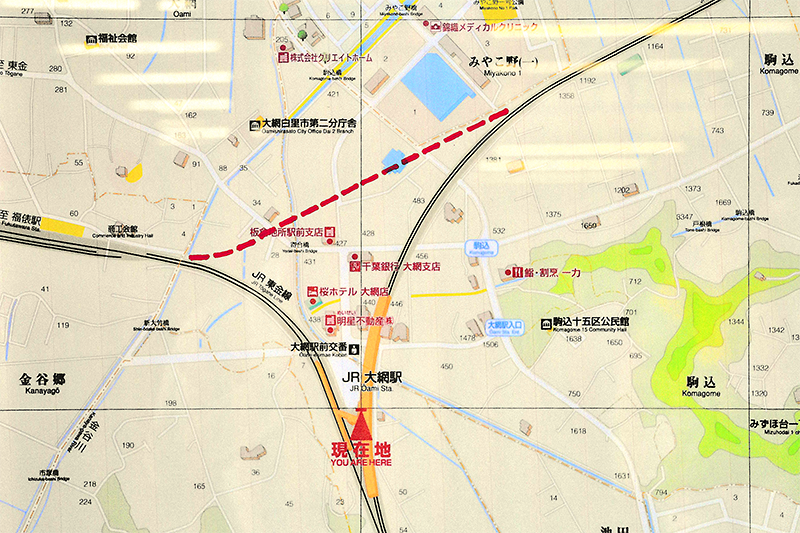 大網駅に掲示されていた地図に、旧線跡を赤い破線で書き込んでみた。左が北で多少見づらい点はお許し願いたい。