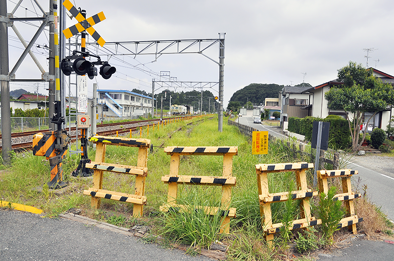 旧大網駅南側端の踏切に戻り、廃線跡を辿っていこう。