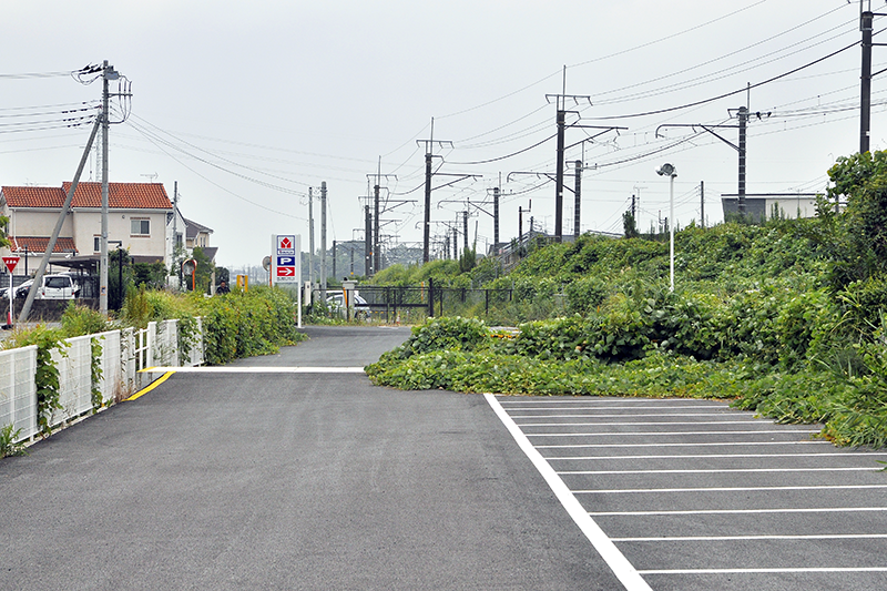 大網街道からの茂原方の眺め。ここからまた線路があった形跡が散見できるようになる。とはいえ、外房線の築堤はすでにすぐ脇ではあるが。