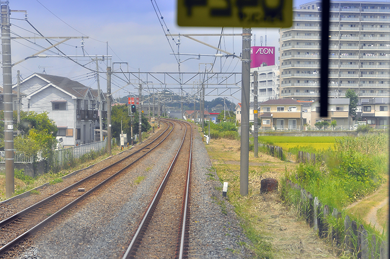 永田寄りの分岐があった地点を、下り電車最後尾から大網方を展望したところ。架線柱がそこだけワイドスパンになっているので判りやすい。