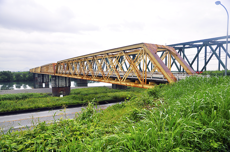 大垣側岸から眺めた揖斐川橋全景。左が上流で、右は東海道本線。