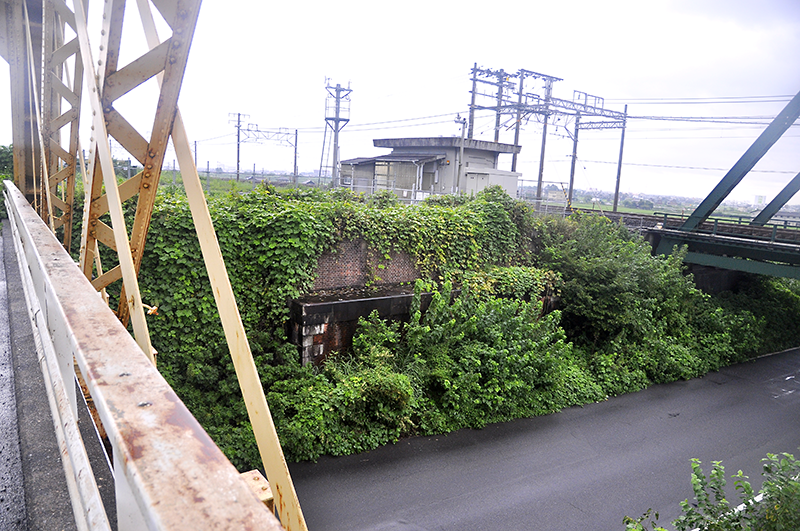 穂積側岸に残る東海道本線の二代目揖斐川橋梁の橋台。ということで、現在の東海道本線の橋梁は三代目になる。