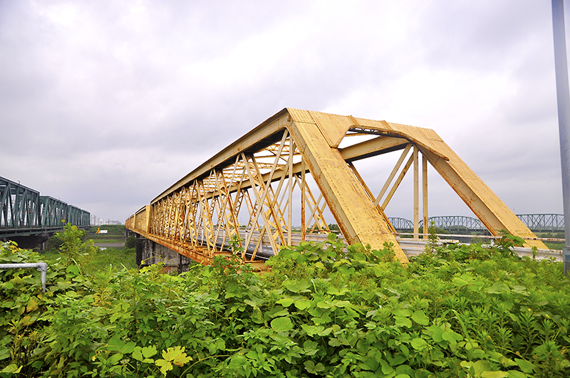 穂積側岸から眺めた揖斐川橋の袂。左は東海道本線、右奥が上流に架かる樽見鉄道の揖斐川橋梁。