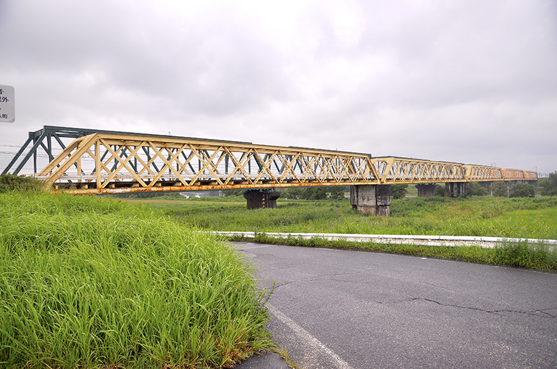 穂積側岸から眺めた揖斐川橋全景。右が上流。