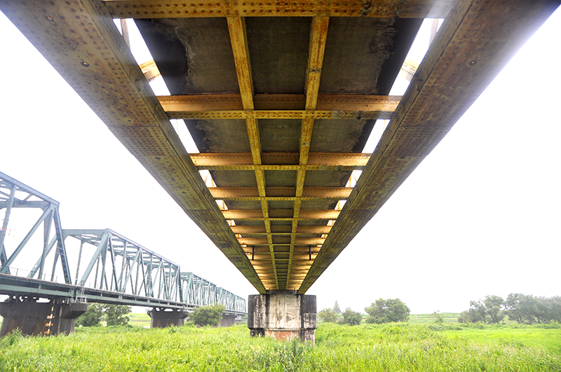 橋桁の底を下から見上げると、鉄道橋であった形跡がはっきりと解る。