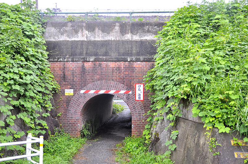 初代揖斐川橋梁へ行くには樽見鉄道 東大垣駅下車が便利で、樽見鉄道の線路をくぐり、東海道本線の築堤沿いに歩いていくと、その築堤をくぐるためのレンガ造りの南北自由通路トンネルが4箇所存在する。これは一番大垣寄りの坑門。