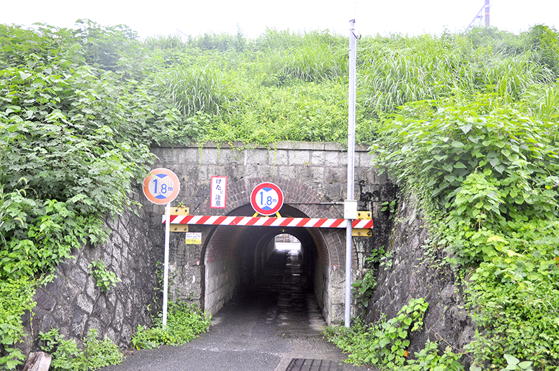 三番目の自由通路トンネルは、途中からコンクリート造になっている。