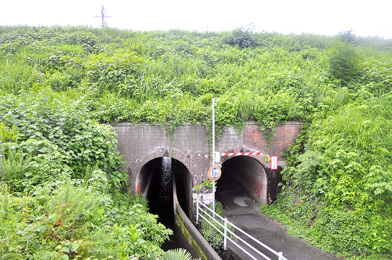 四番目の自由通路トンネルは用水路とのメガネ構造だ。